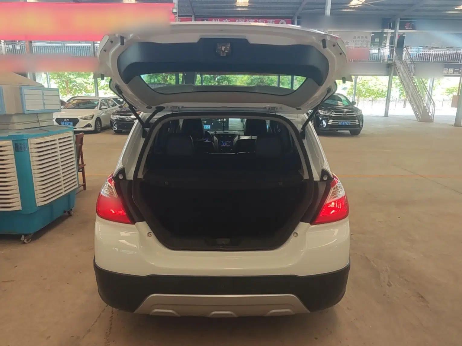 Venucia R50X 2015 1.6L Manual Luxury Edition — миниатюра 22