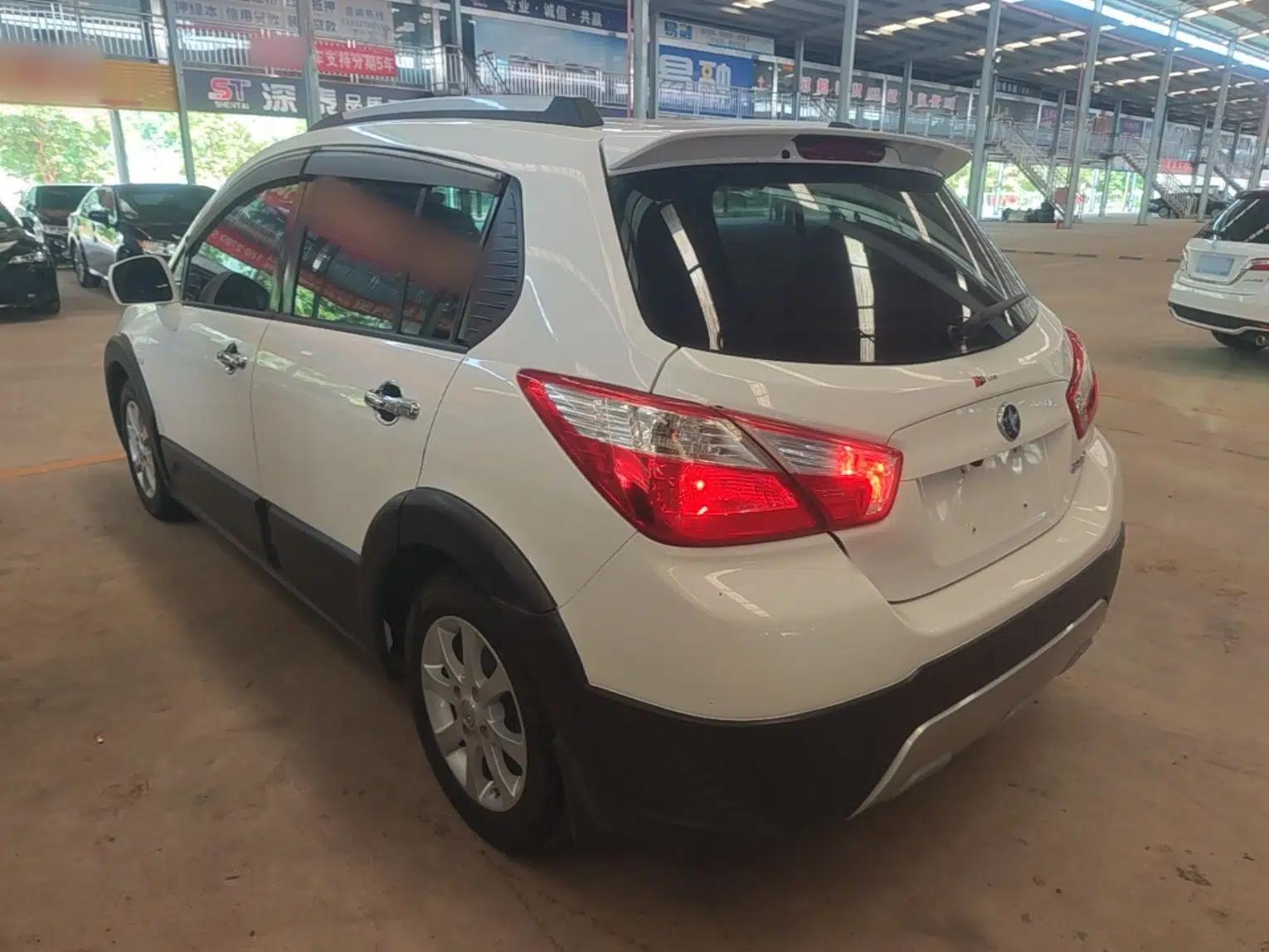 Venucia R50X 2015 1.6L Manual Luxury Edition — миниатюра 4