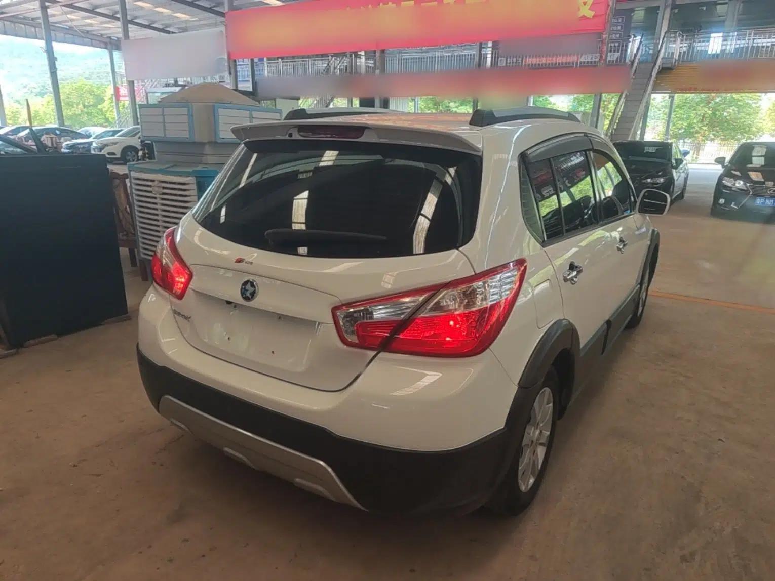 Venucia R50X 2015 1.6L Manual Luxury Edition — миниатюра 6