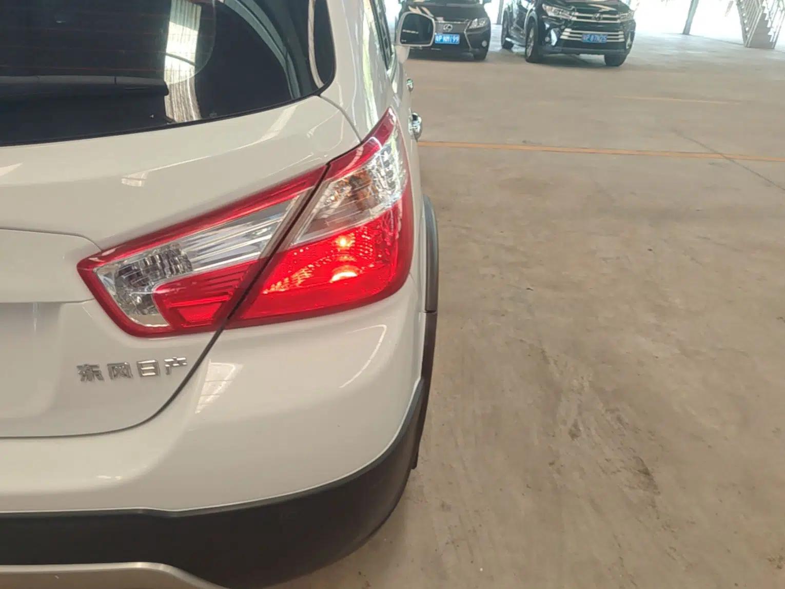 Venucia R50X 2015 1.6L Manual Luxury Edition — миниатюра 7