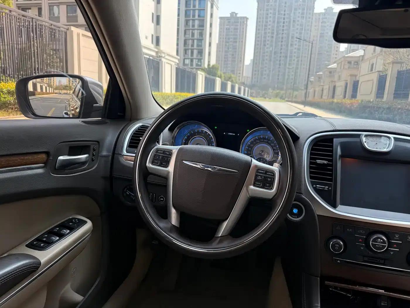 2013 Chrysler 300C Imported Model 3.6L Premium Edition — миниатюра 12