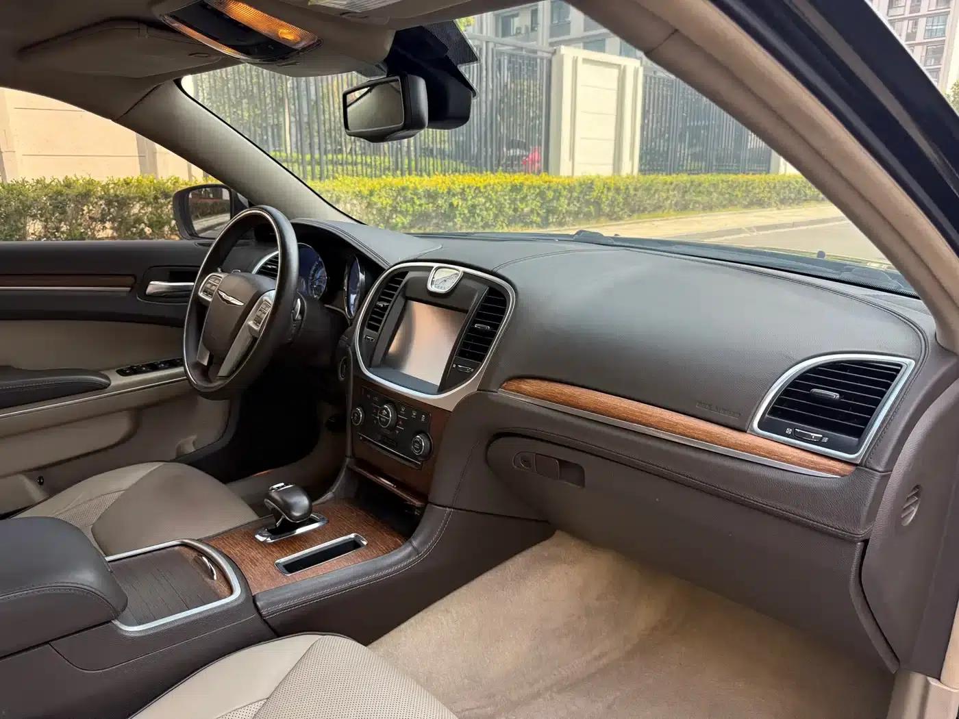 2013 Chrysler 300C Imported Model 3.6L Premium Edition — миниатюра 14