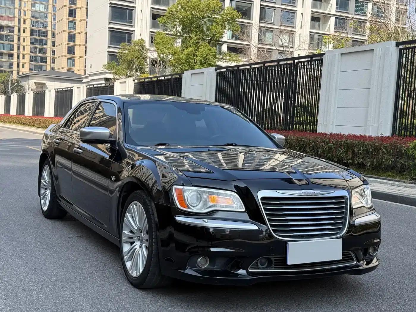 2013 Chrysler 300C Imported Model 3.6L Premium Edition — миниатюра 4
