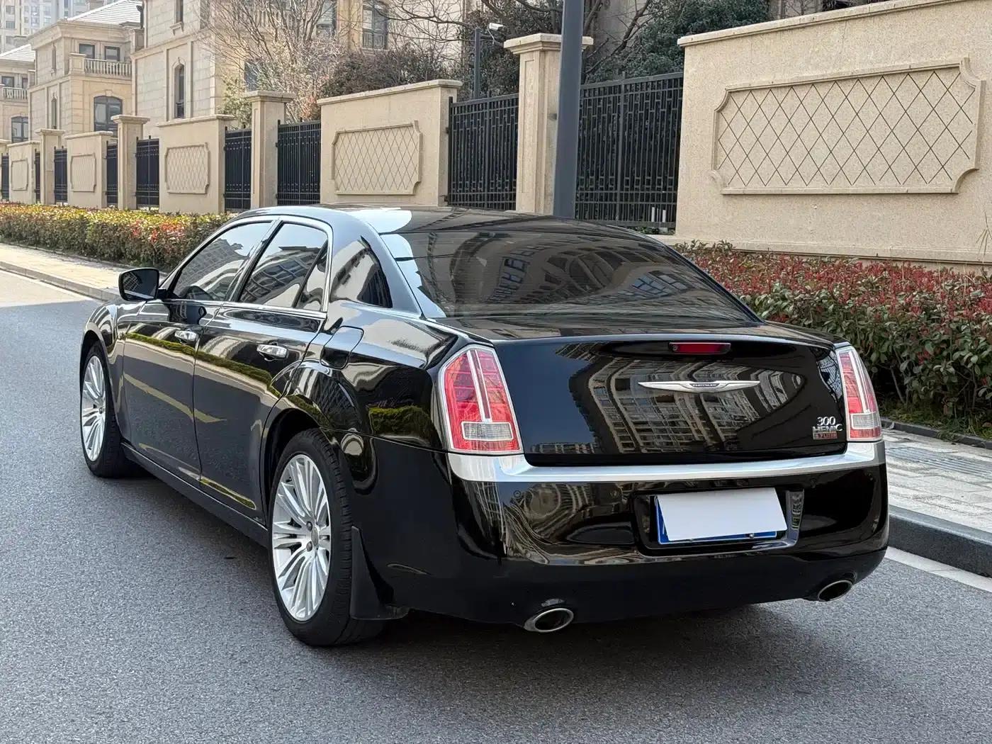 2013 Chrysler 300C Imported Model 3.6L Premium Edition — миниатюра 5