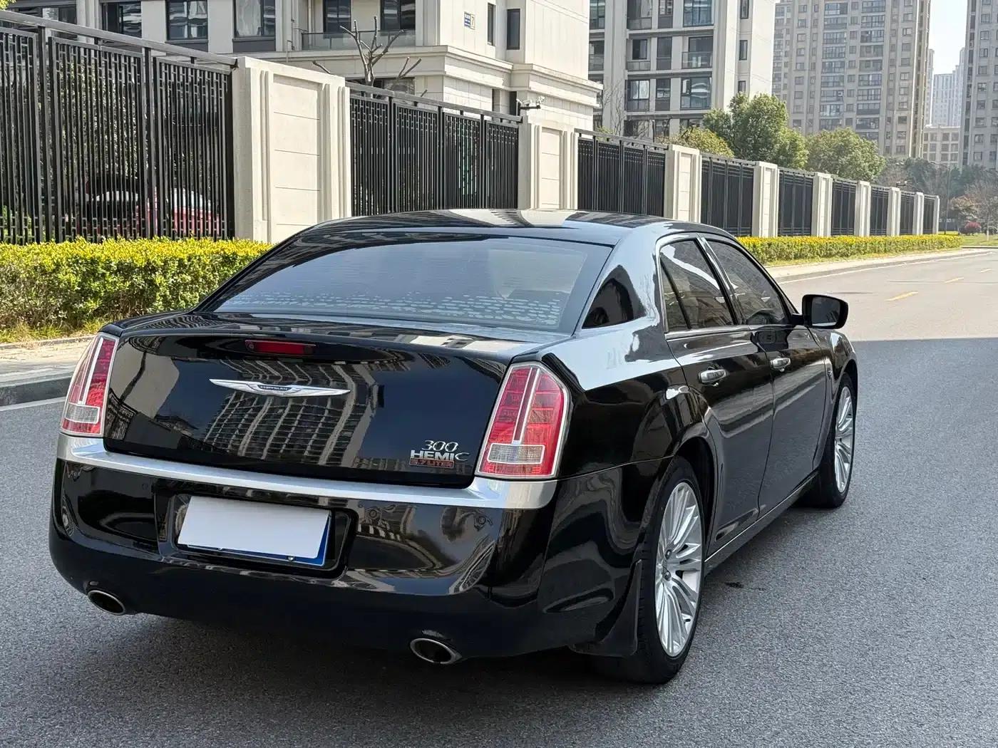 2013 Chrysler 300C Imported Model 3.6L Premium Edition — миниатюра 6