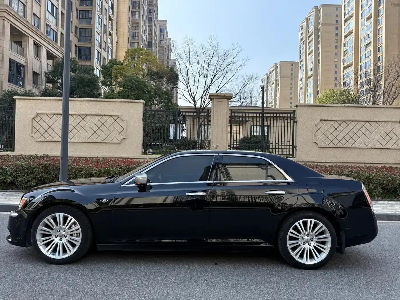 2013 Chrysler 300C Imported Model 3.6L Premium Edition — миниатюра 7