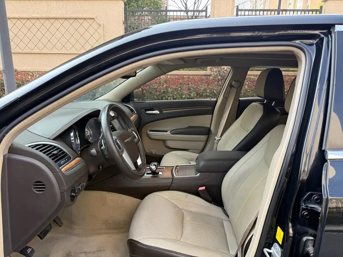 2013 Chrysler 300C Imported Model 3.6L Premium Edition — миниатюра 8