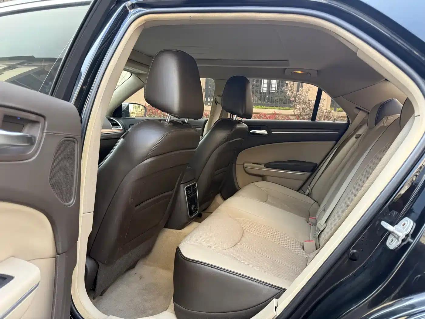 2013 Chrysler 300C Imported Model 3.6L Premium Edition — миниатюра 9