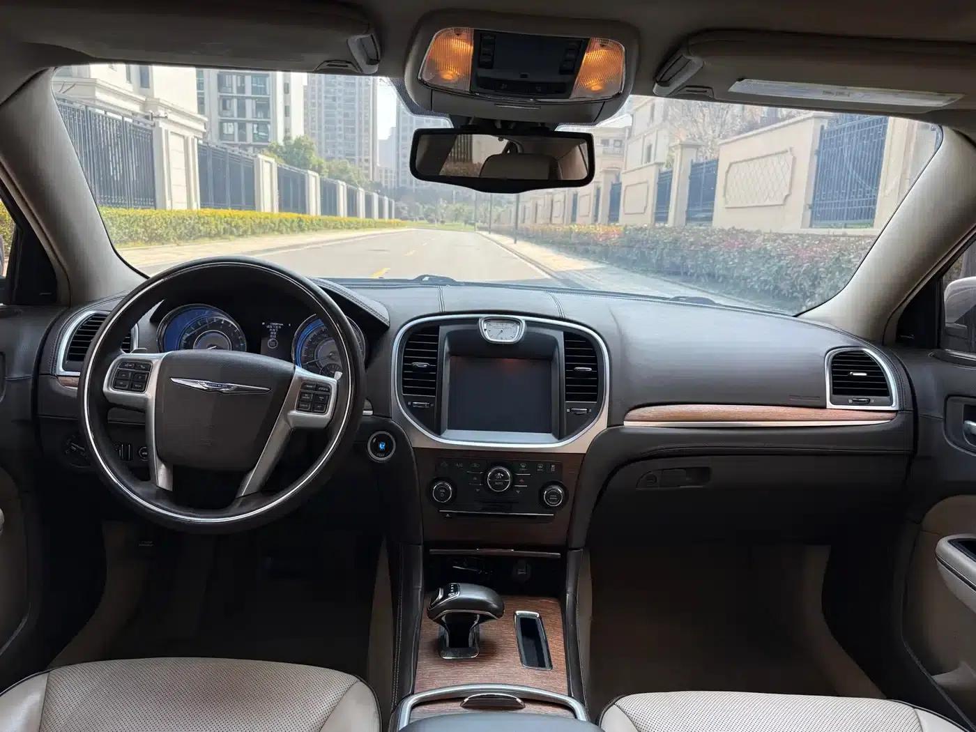 2013 Chrysler 300C Imported Model 3.6L Premium Edition — миниатюра 10
