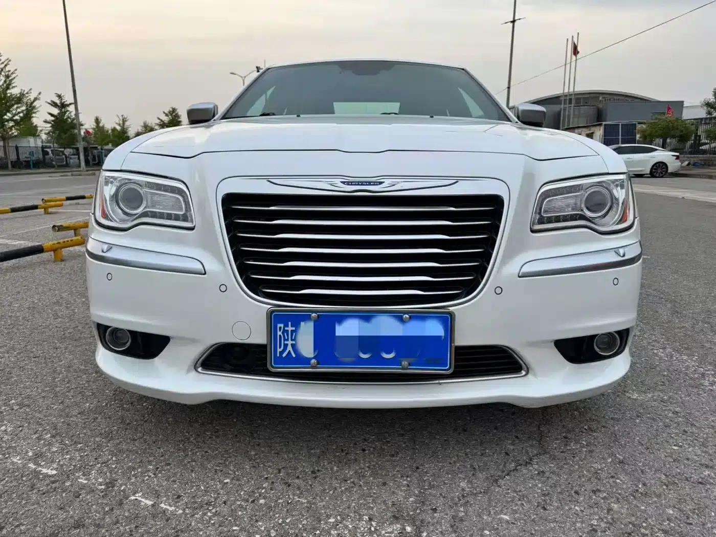 2014 Chrysler 300C Imported Model 3.0L Excellence Edition — миниатюра 2