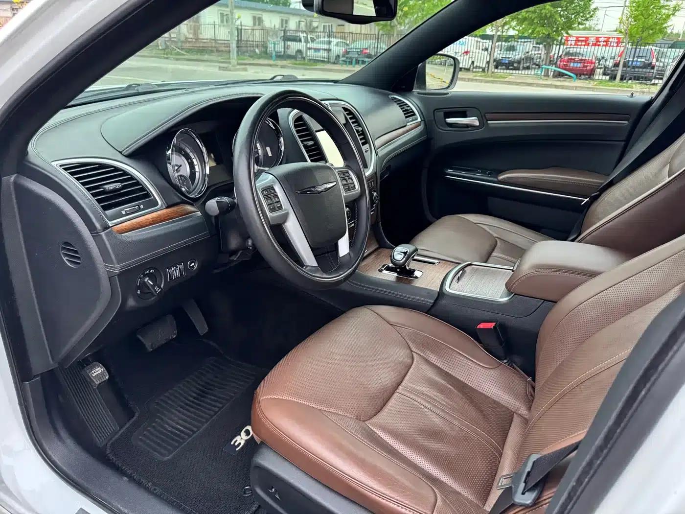 2014 Chrysler 300C Imported Model 3.0L Excellence Edition — миниатюра 11