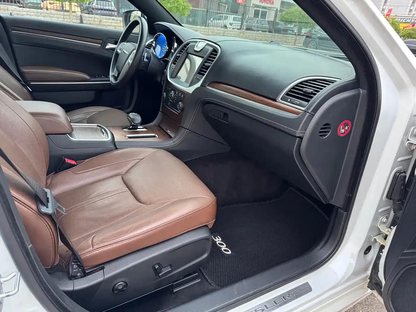 2014 Chrysler 300C Imported Model 3.0L Excellence Edition — миниатюра 12
