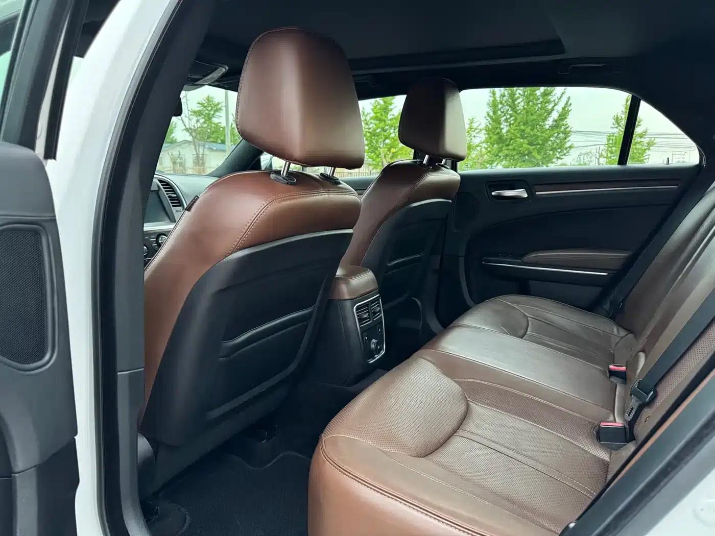 2014 Chrysler 300C Imported Model 3.0L Excellence Edition — миниатюра 14