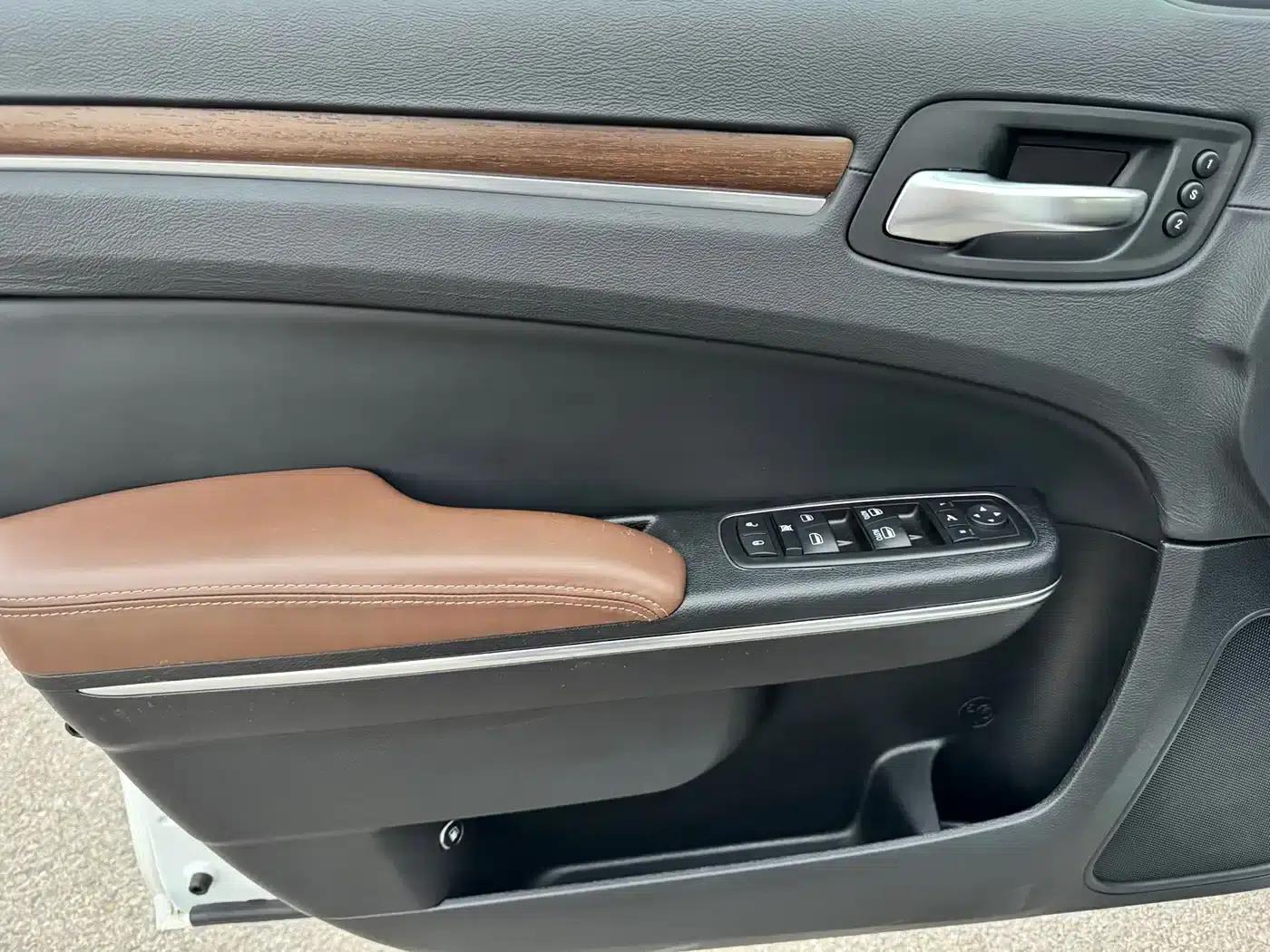 2014 Chrysler 300C Imported Model 3.0L Excellence Edition — миниатюра 16