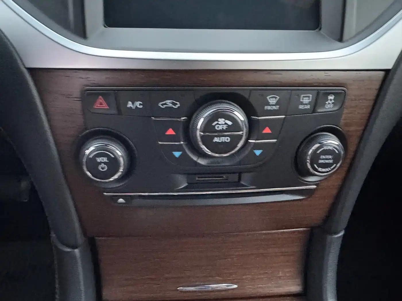 2014 Chrysler 300C Imported Model 3.0L Excellence Edition — миниатюра 18