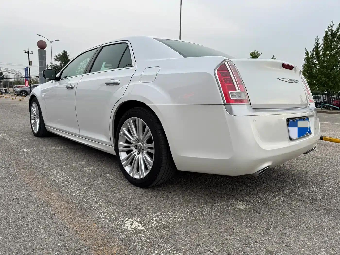 2014 Chrysler 300C Imported Model 3.0L Excellence Edition — миниатюра 3