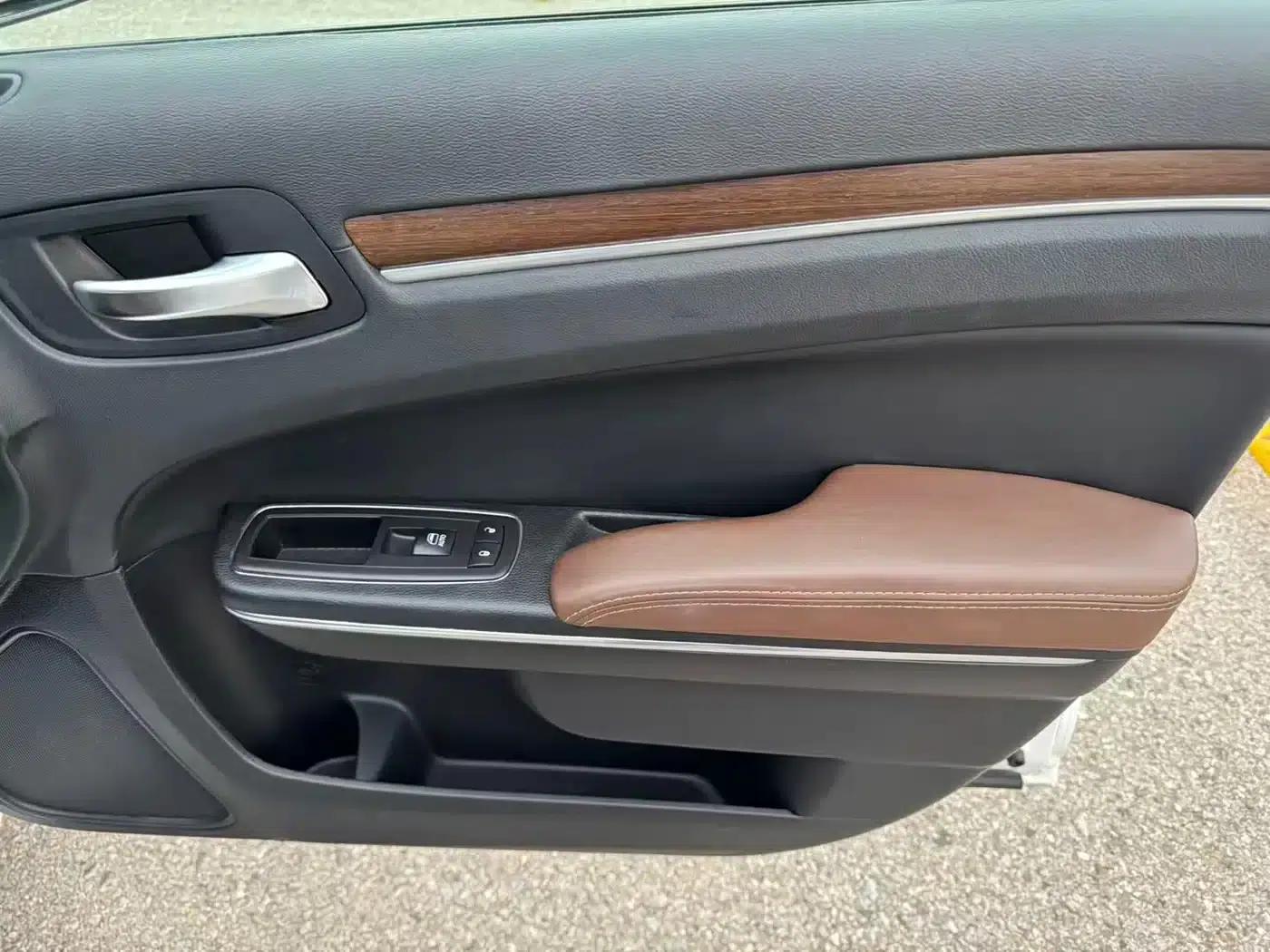 2014 Chrysler 300C Imported Model 3.0L Excellence Edition — миниатюра 21