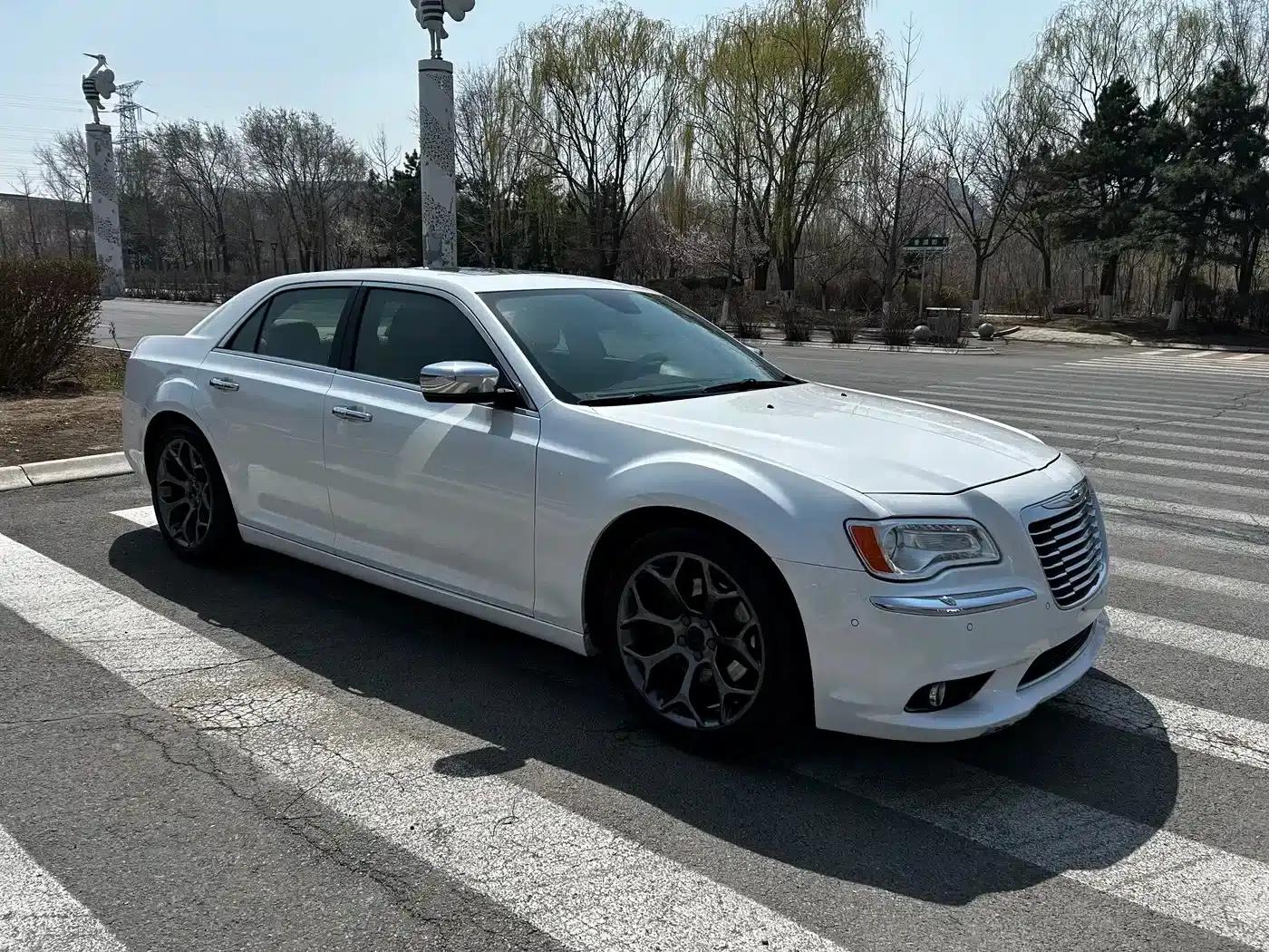 Chrysler 300C (Imported) 2013 3.6L Premium Edition — миниатюра 1