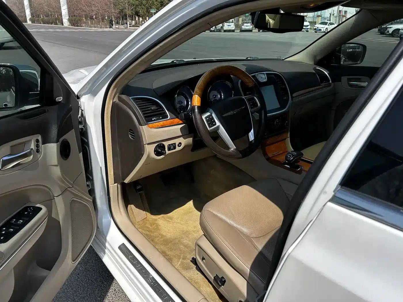 Chrysler 300C (Imported) 2013 3.6L Premium Edition — миниатюра 4