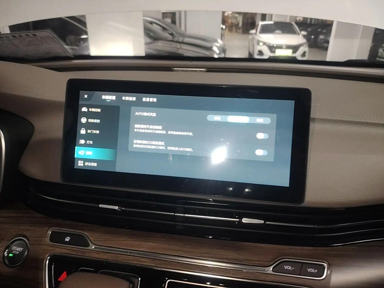 Roewe iMAX8 New Energy 2022 Golden Edition — миниатюра 16