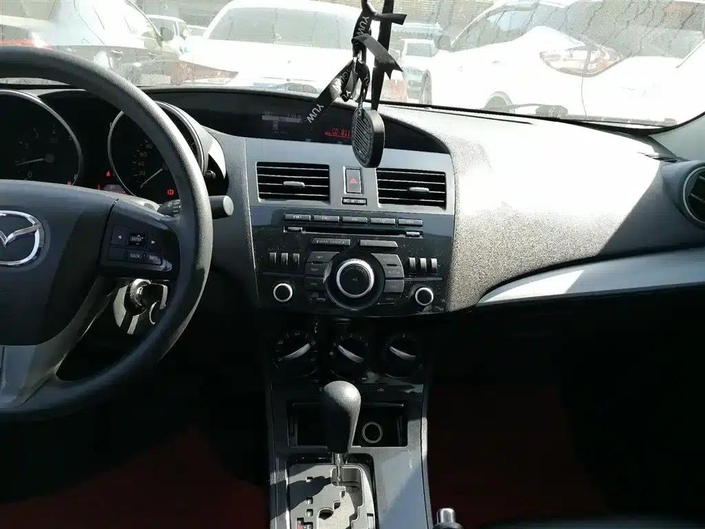 Mazda3 Axela 2015 Sedan 1.6L Automatic Elite — миниатюра 9