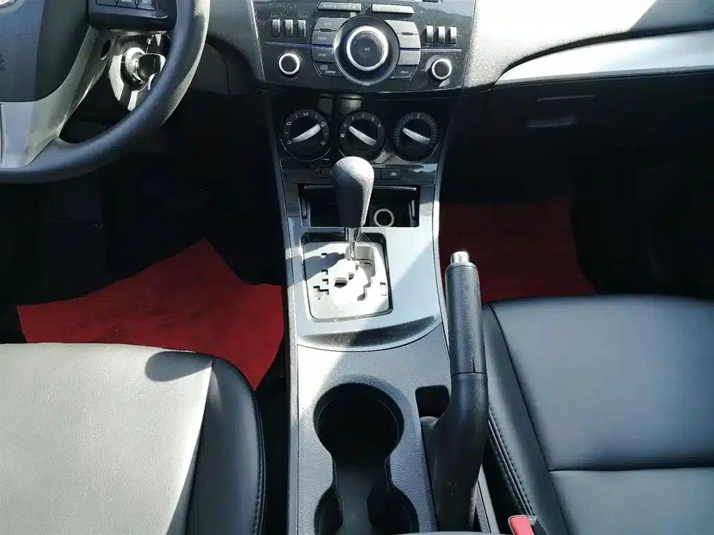 Mazda3 Axela 2015 Sedan 1.6L Automatic Elite — миниатюра 10