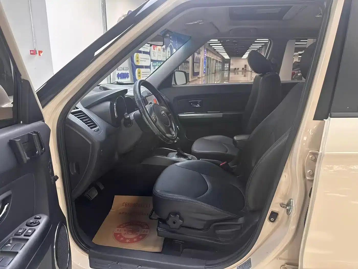 2010 Volkswagen Soul 1.6L AT GLS — миниатюра 8