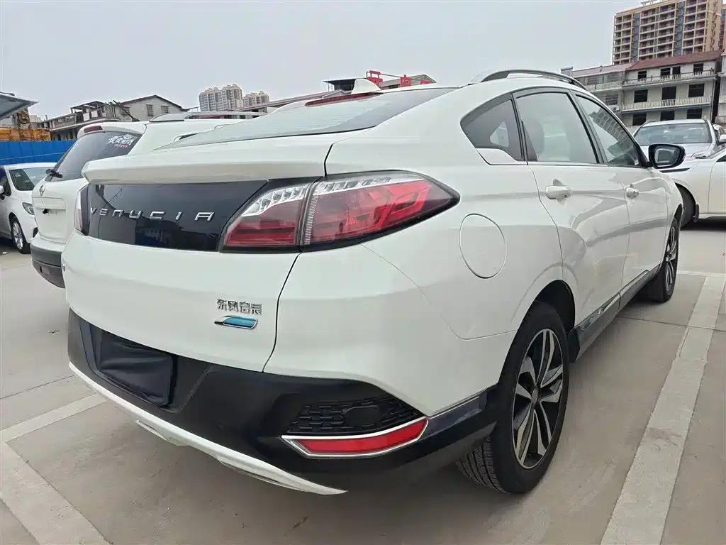 Venucia T90 2017 2.0L CVT Smart Edition — миниатюра 7