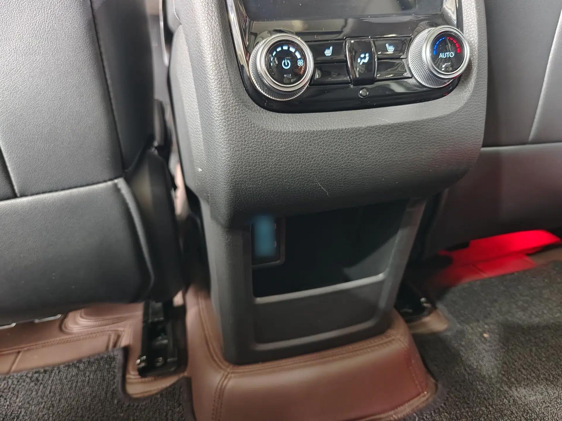 Ford Equator 2023 EcoBoost 225 Premier 7-Seater (2/3/2) — миниатюра 25