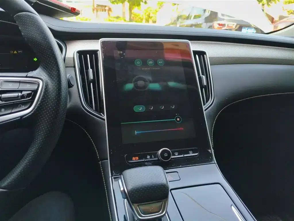 Roewe i6 MAX 2020 300TGI Automatic Cool Panoramic Sunroof Edition — миниатюра 13
