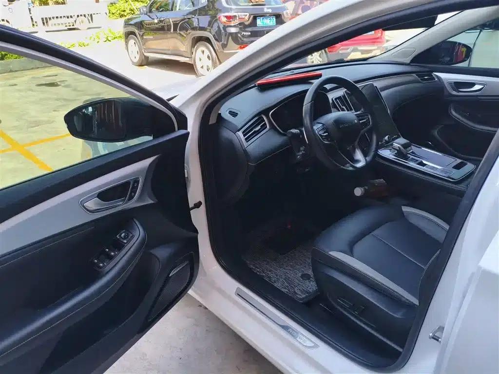 Roewe i6 MAX 2020 300TGI Automatic Cool Panoramic Sunroof Edition — миниатюра 16