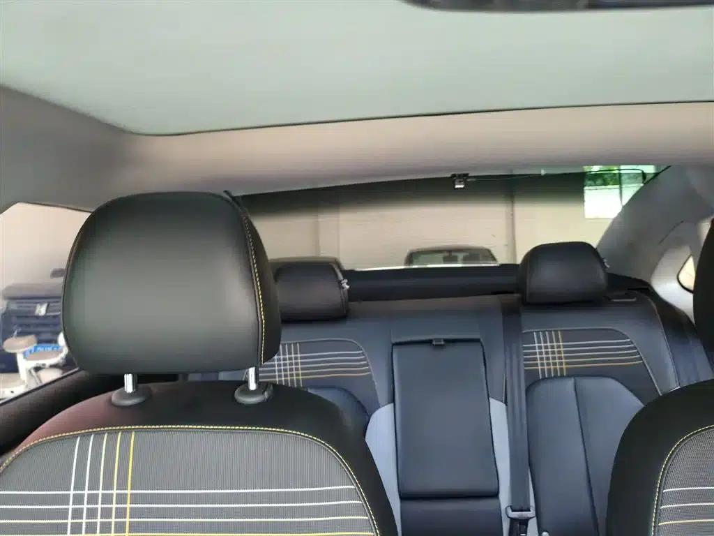 Roewe i6 MAX 2020 300TGI Automatic Cool Panoramic Sunroof Edition — миниатюра 18