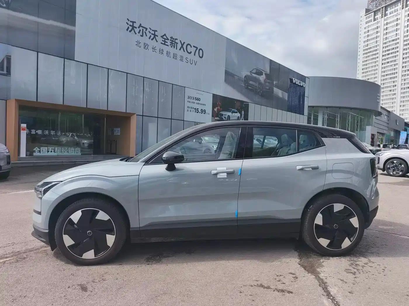 Volvo EX30 2025 Rear-Wheel Drive Long Range Plus — миниатюра 2