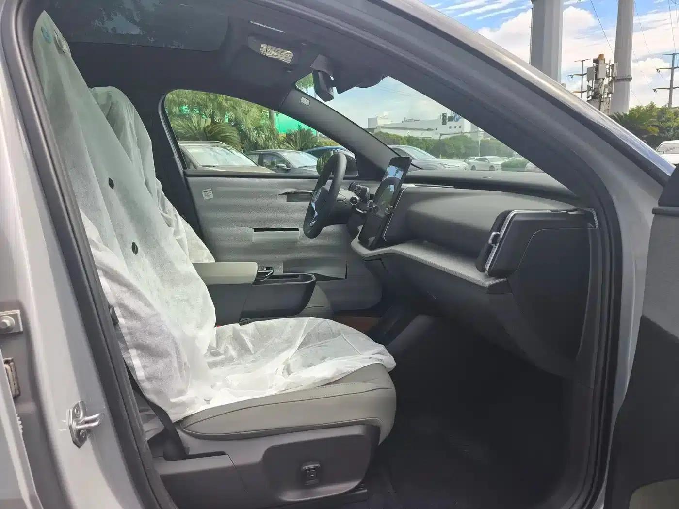 Volvo EX30 2025 Rear-Wheel Drive Long Range Plus — миниатюра 13