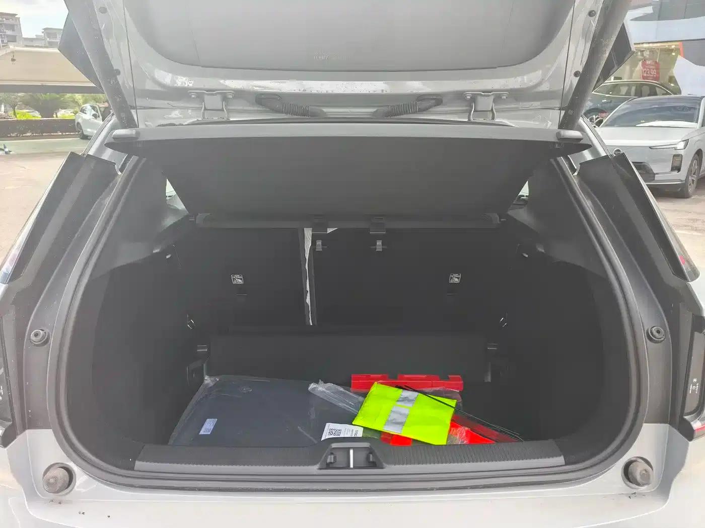 Volvo EX30 2025 Rear-Wheel Drive Long Range Plus — миниатюра 14