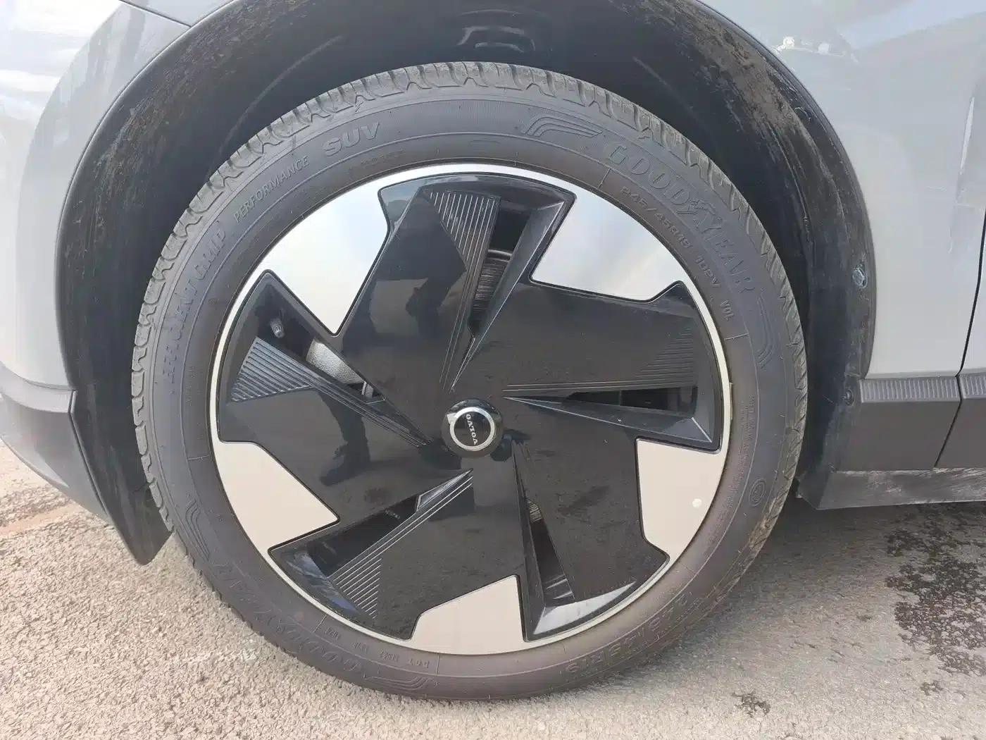 Volvo EX30 2025 Rear-Wheel Drive Long Range Plus — миниатюра 16