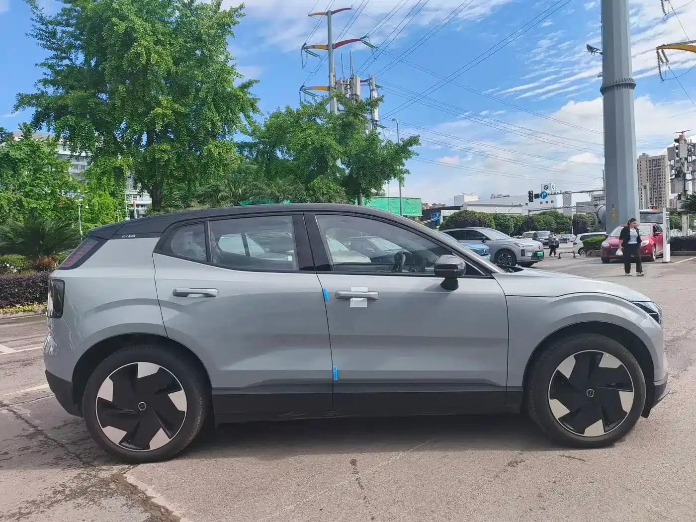 Volvo EX30 2025 Rear-Wheel Drive Long Range Plus — миниатюра 5