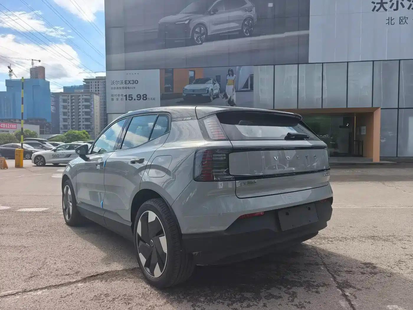Volvo EX30 2025 Rear-Wheel Drive Long Range Plus — миниатюра 8