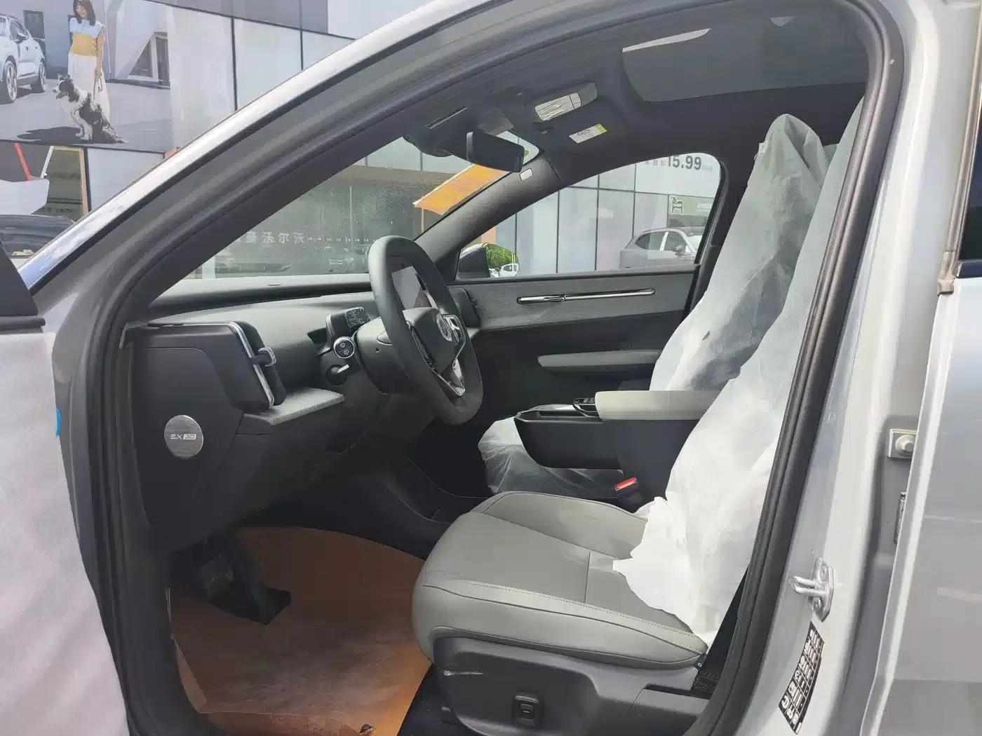 Volvo EX30 2025 Rear-Wheel Drive Long Range Plus — миниатюра 9