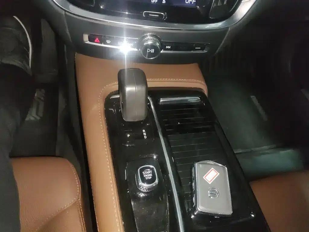 2021 Volvo S60 Plug-in Hybrid T8 E-Drive Hybrid AWD Inscription Luxury Edition — миниатюра 14