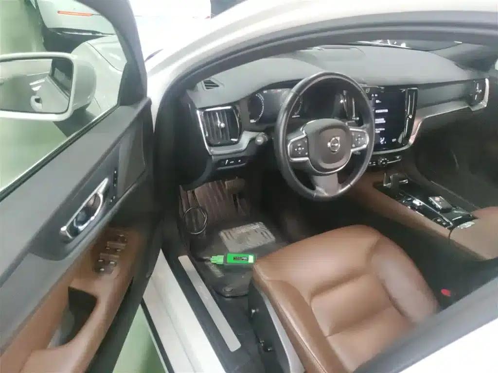 2021 Volvo S60 Plug-in Hybrid T8 E-Drive Hybrid AWD Inscription Luxury Edition — миниатюра 16