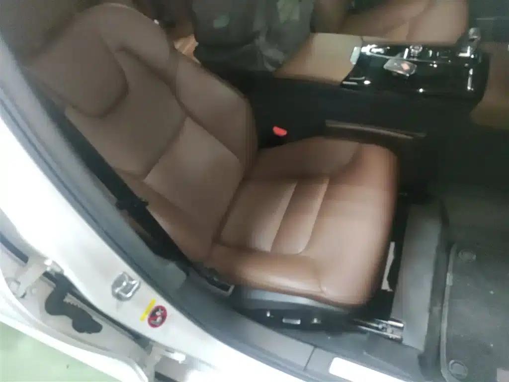 2021 Volvo S60 Plug-in Hybrid T8 E-Drive Hybrid AWD Inscription Luxury Edition — миниатюра 25