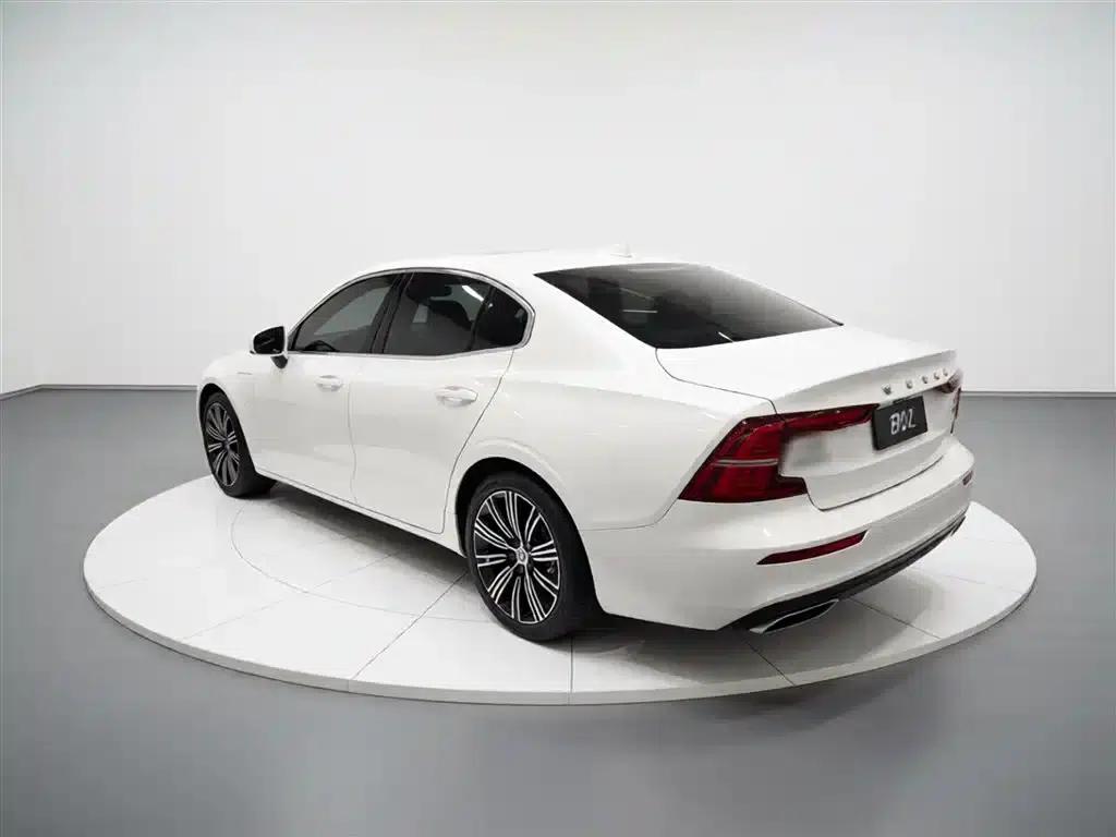 2021 Volvo S60 Plug-in Hybrid T8 E-Drive Hybrid AWD Inscription Luxury Edition — миниатюра 5
