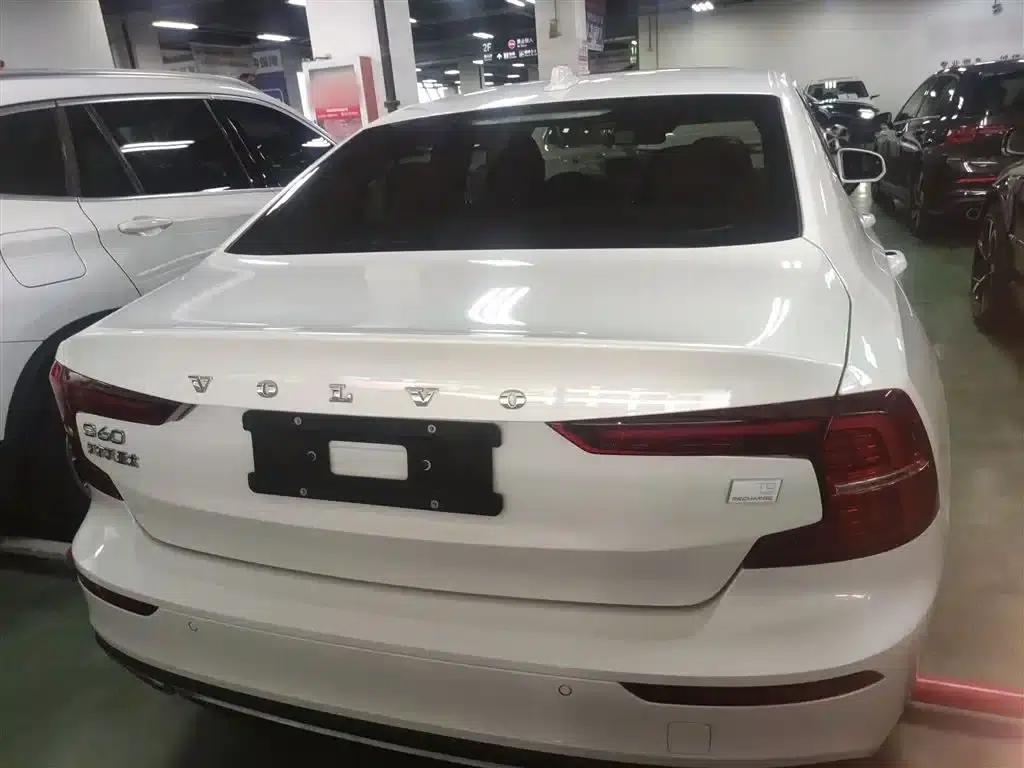 2021 Volvo S60 Plug-in Hybrid T8 E-Drive Hybrid AWD Inscription Luxury Edition — миниатюра 6