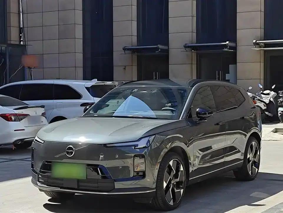 2026 Volvo XC70 Plug-in Hybrid, All-Wheel Drive, Ultra Range — миниатюра 2
