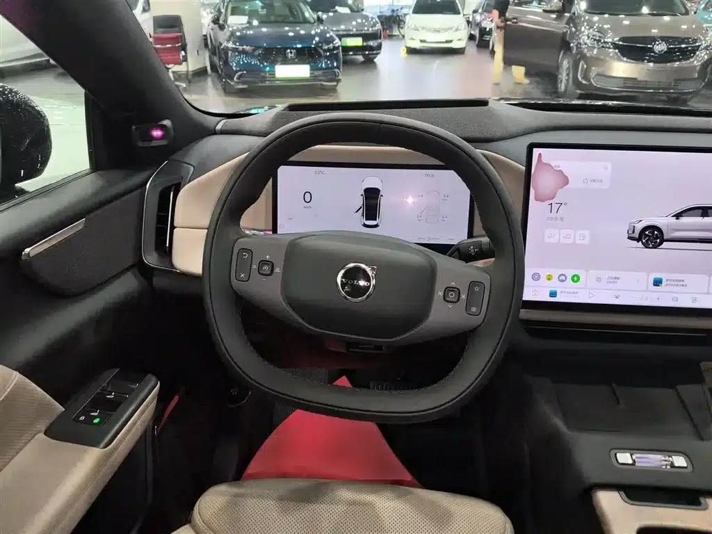 2026 Volvo XC70 Plug-in Hybrid, All-Wheel Drive, Ultra Range — миниатюра 3