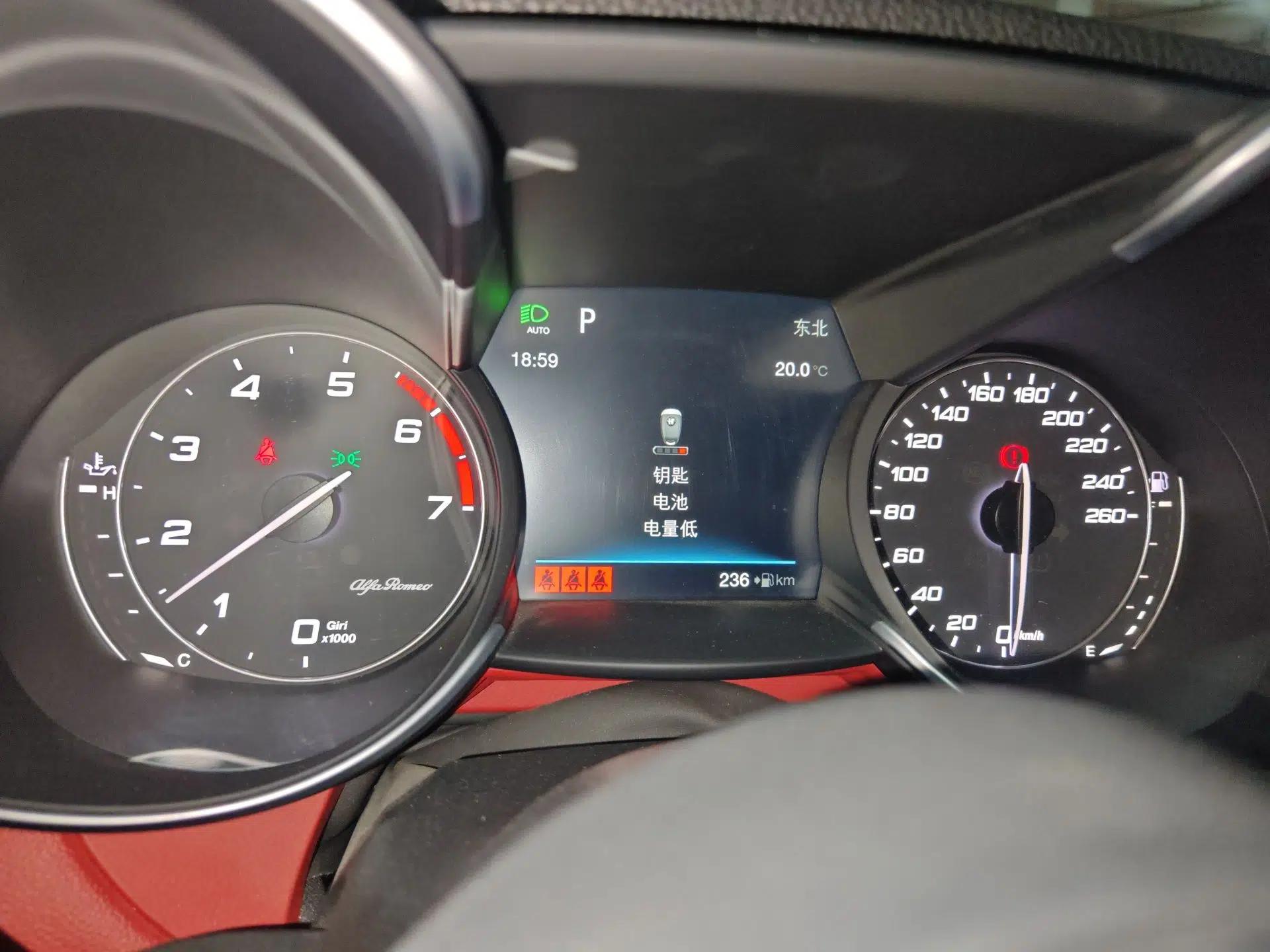 Alfa Romeo Giulia 2017 2.0T 200HP Luxury Edition — миниатюра 12