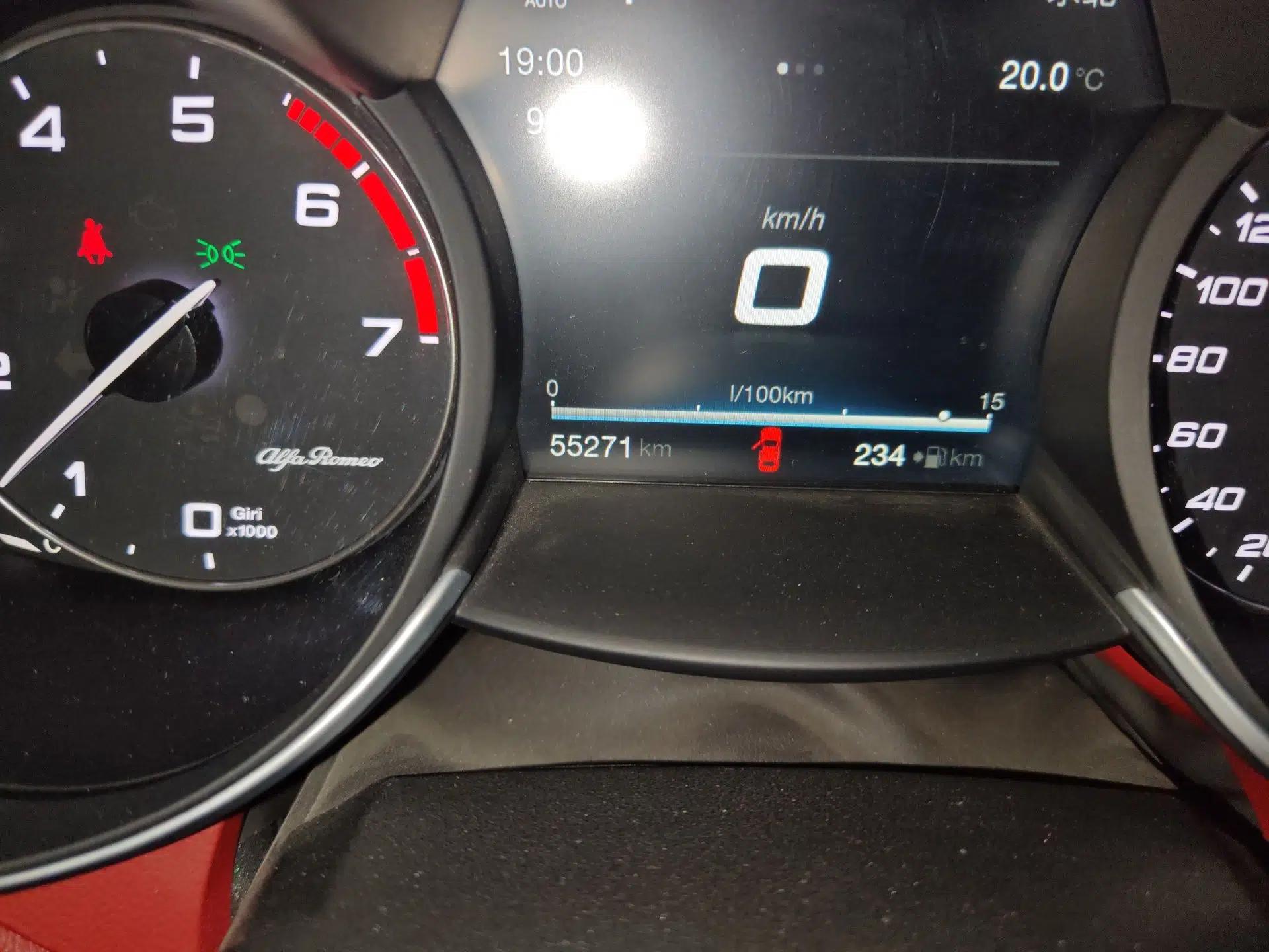Alfa Romeo Giulia 2017 2.0T 200HP Luxury Edition — миниатюра 13