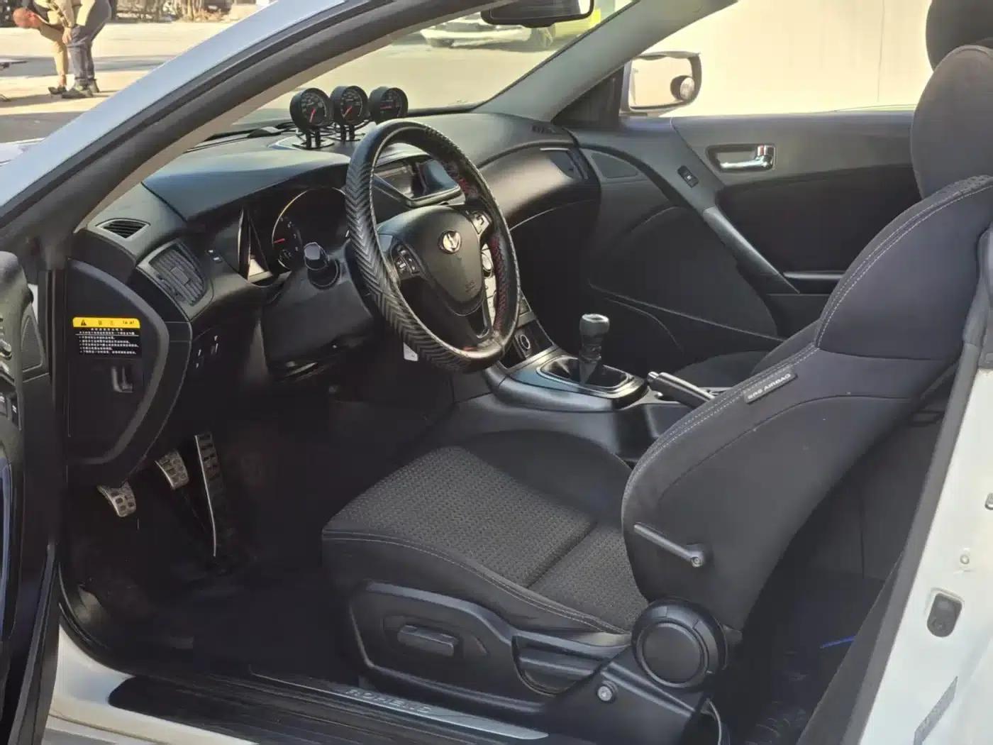 Genesis Coupe 2009 2.0T Manual Sport Edition — миниатюра 4
