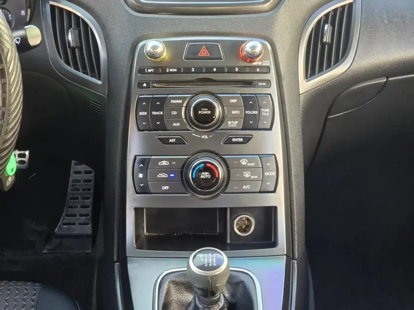 Genesis Coupe 2009 2.0T Manual Sport Edition — миниатюра 10